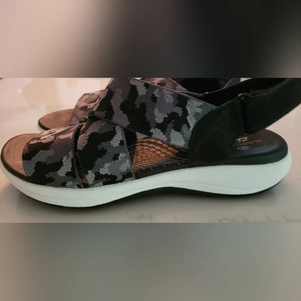 Clarks Cloudsteppers Sandals, Size 9m, not used, Camo Straps - Picture 4 of 11